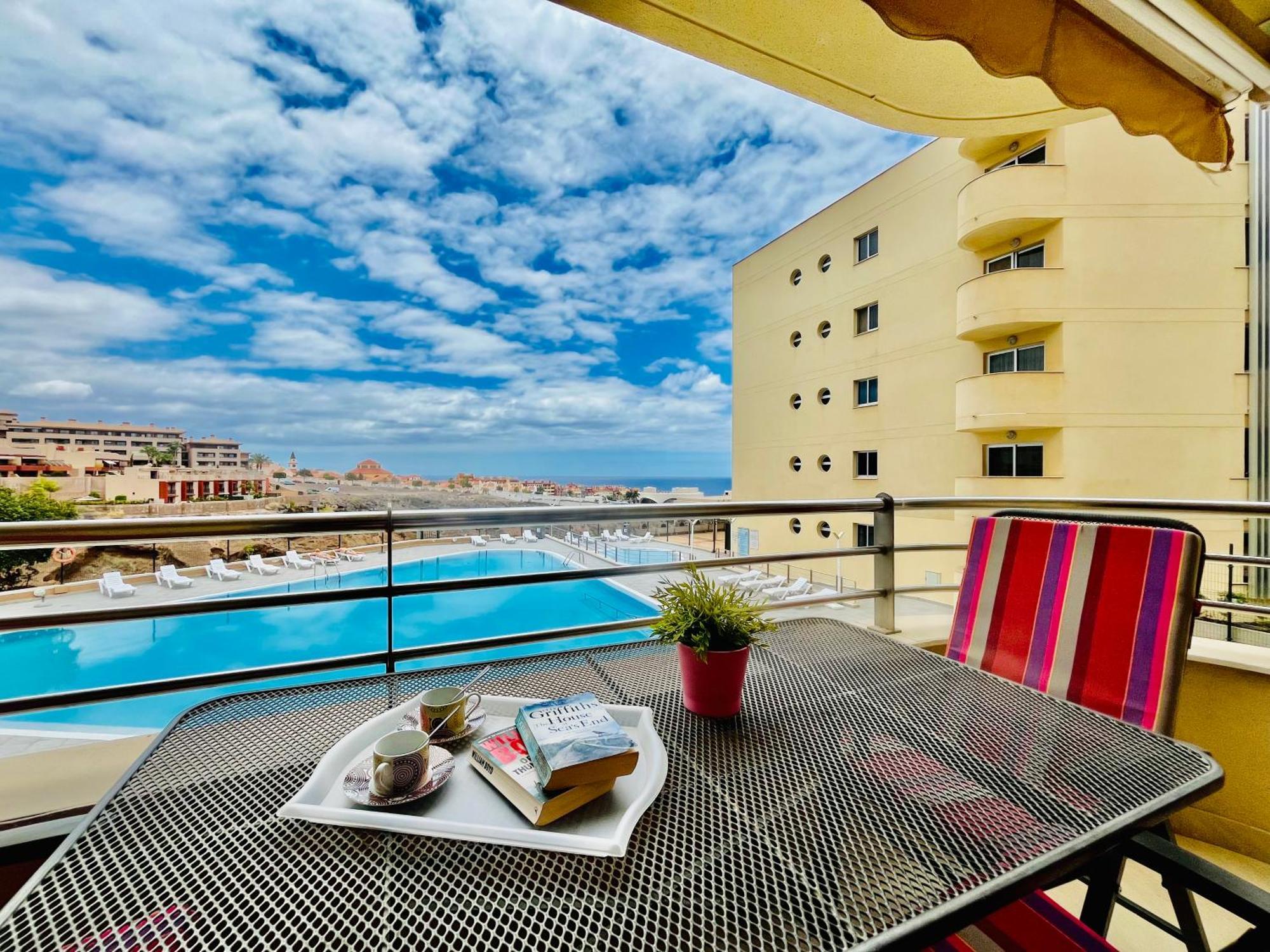 Апартаменты Poolside Paradise